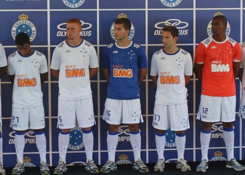 Cruzeiro presentó sus nuevas camisetas | Foto web oficial