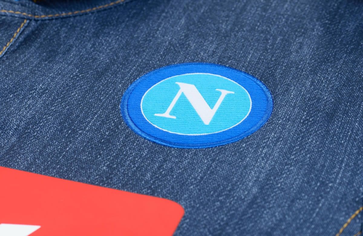 Macron vuelve a innovar en la camiseta suplente de Napoli | Foto web oficial