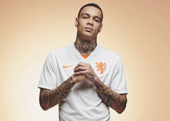 Gregory van der Wiel con la camiseta suplente de Holanda | Foto Nike