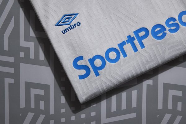 Camiseta suplente Umbro del Everton | Foto Web Oficial