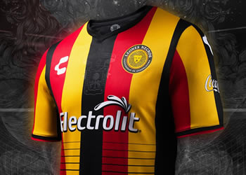 Camiseta titular de los Leones Negros | Foto Charly Fútbol