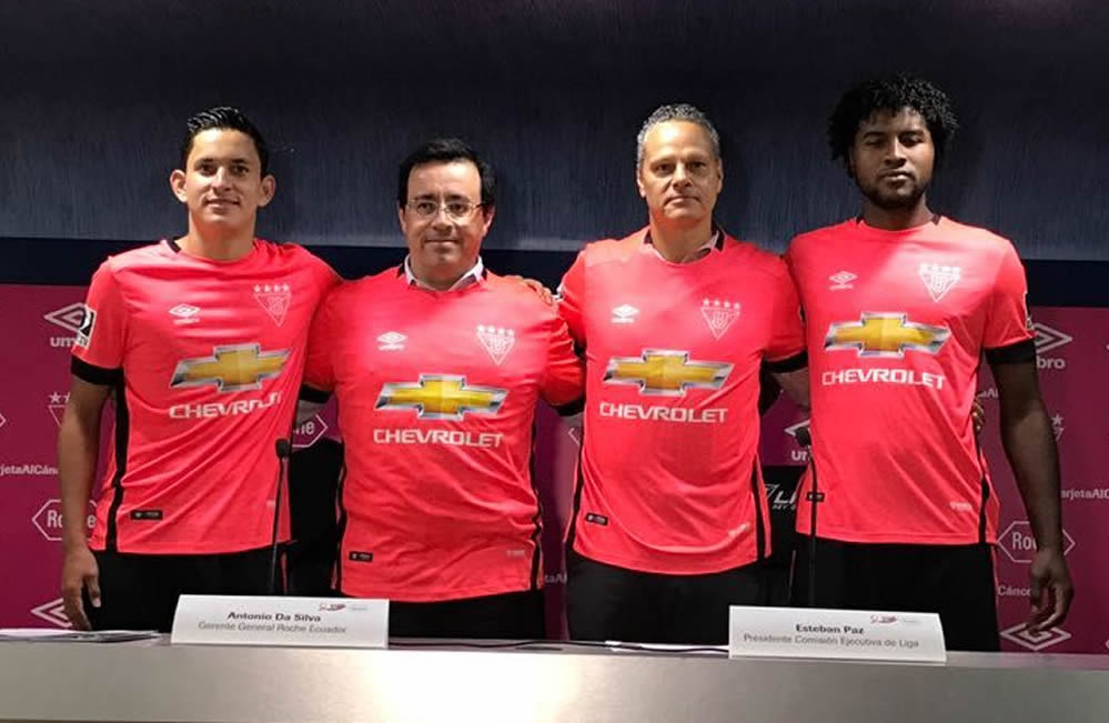 Asi luce la camiseta rosa Umbro de la Liga de Quito | Foto Web Oficial