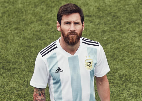 Lionel Messi con la nueva camiseta titular de Argentina | Foto Adidas