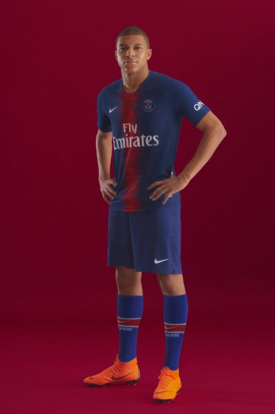 Kylian Mbappé con la nueva camiseta titular 2018/19 del PSG | Foto Nike