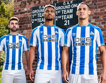 Camiseta titular Umbro del Huddersfield Town 2018/19 | Foto Web Oficial