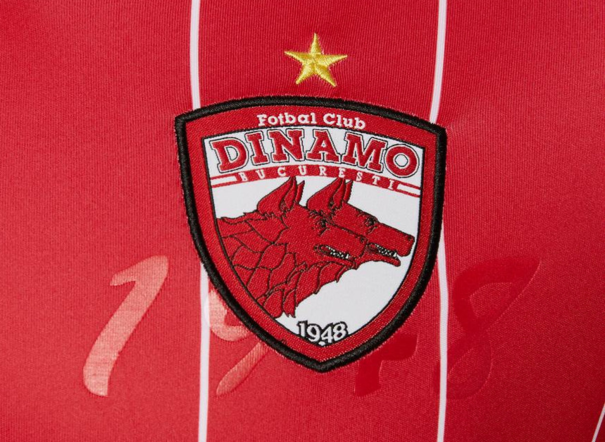 Camiseta titular 2018/19 del Dinamo de Bucarest | Imagen Macron