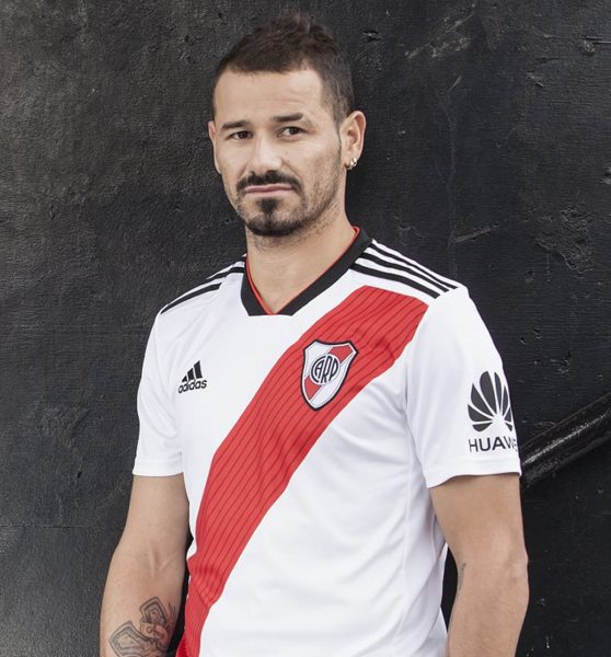 Rodrigo Mora con la nueva camiseta titular 2018/19 de River Plate | Imagen Adidas