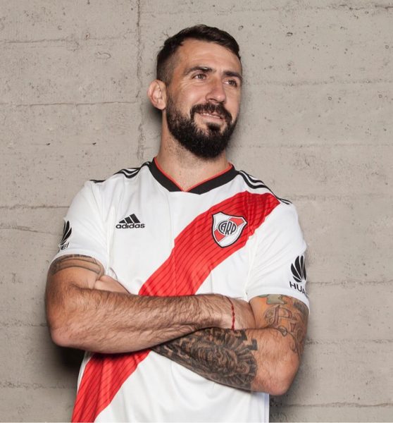 Lucas Pratto con la nueva camiseta titular 2018/19 de River Plate | Imagen Adidas