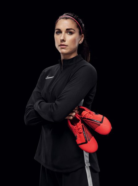 Alex Morgan con los nuevos botines Nike PhantomVNM | Imagen Nike
