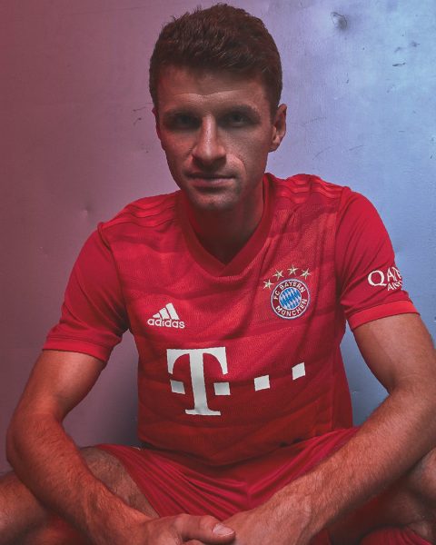 Thomas Müller con la nueva camiseta titular Adidas del Bayern Munich 2019/2020 | Imagen Web Oficial