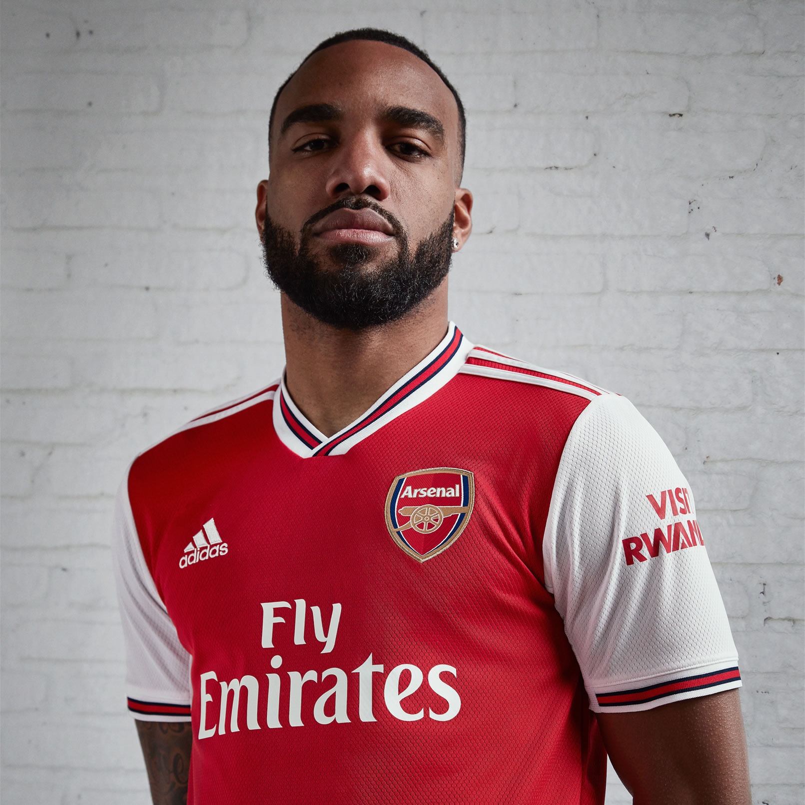Lacazette con la nueva camiseta titular del Arsenal 2019/2020 | Imagen Adidas