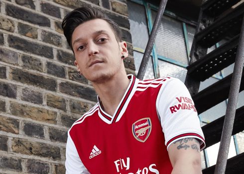 Ozil con la nueva camiseta titular del Arsenal 2019/2020 | Imagen Adidas
