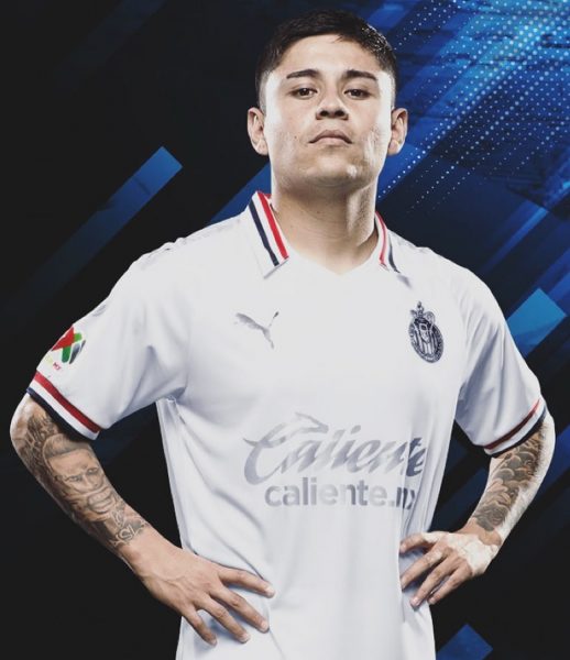 Eduardo López con la tercera camiseta de las Chivas 2020 | Imagen Instagram Oficial