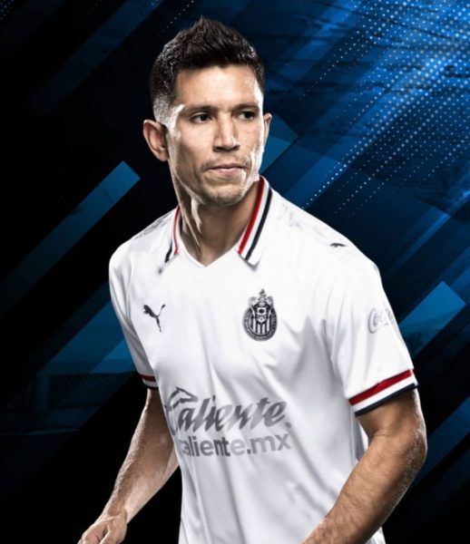 Jesús Molina con la tercera camiseta de las Chivas 2020 | Imagen Instagram Oficial