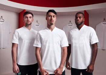 Camiseta blanca adidas del Arsenal "No More Red" 2022