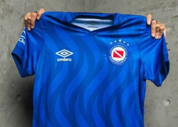 Tercera camiseta Umbro de Argentinos Juniors 2022/23