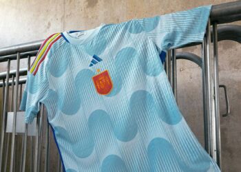 Camiseta suplente adidas de España Mundial 2022