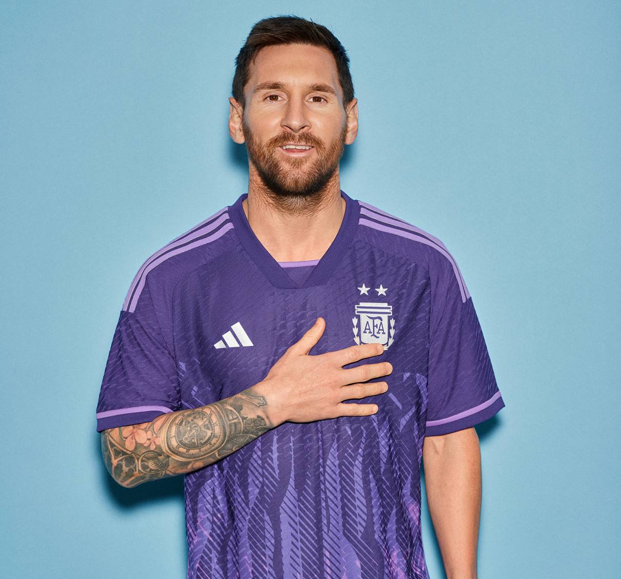 Lionel Messicon la nueva camiseta suplente adidas de Argentina Mundial 2022